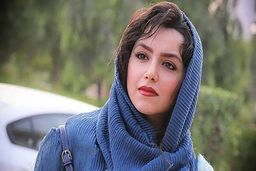 عکس لورفته نازنین بیاتی با چشمان بسته در بام تهران! | شوق نازنین بیاتی در دل سیاهی
