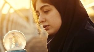 عکس آسانسوری الیکا ناصری بازیگر سریال گردن زنی+بیوگرافی