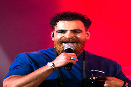 ماجرای جنجالی تکان دادن میکروفن در کنسرت معین زد