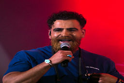 ماجرای جنجالی تکان دادن میکروفن در کنسرت معین زد