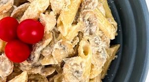 امروز ناهار چی بپزم؟ | طرز تهیه پاستا با مرغ و پیازچه فقط تو نیم ساعت