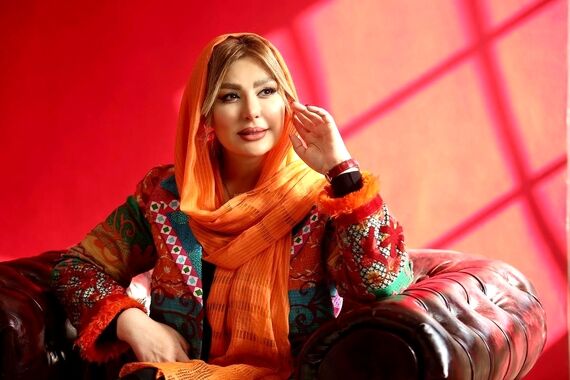 کافه گردی نیوشا ضیغمی با تیپ تایستانی | خانم با این همه آلاگارسون کلا یه آدم دیگه شده