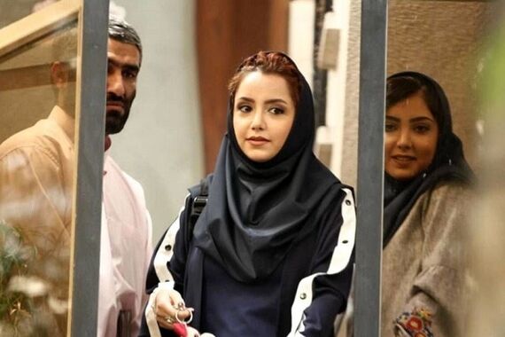 نازنین بیاتی منگول گوش میرزا شد | عکس عجیب خانم بازیگر با مدل موی جدید و دسته گل گوگولیش 