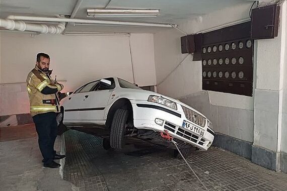 پارکینگ منزل مسکونی یک خودرو را بلعید+عکس