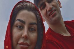 تیپ گنگ زن علیرضا بیرانوند تو استادیوم همه رو انگشت به دهان کرد | خانم با این لباس تینیجری و میکاپ فشنش شده عین خارجکیا 