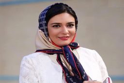 لیندا کیانی با آرایش عربی روی تخت سلطنتی + عکس