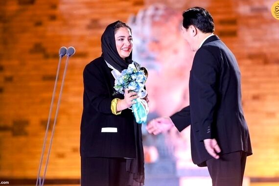 نرگس محمدی مهاجرتش را علنی کرد | خانم با این تیپ پسرونه زرد قناریش شده عین خارجکیا