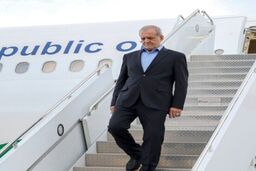 پزشکیان روی پله های هواپیما تعادلش بهم خورد +ویدئو