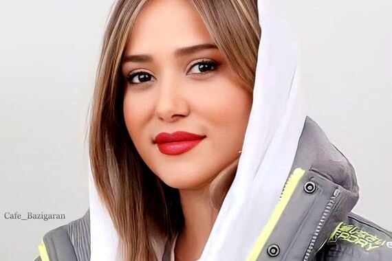 پریناز ایزدیار رفت قاطی خروس‌ها | رونمایی پریناز خانم از حلقه ازدواجش در آفریقا !